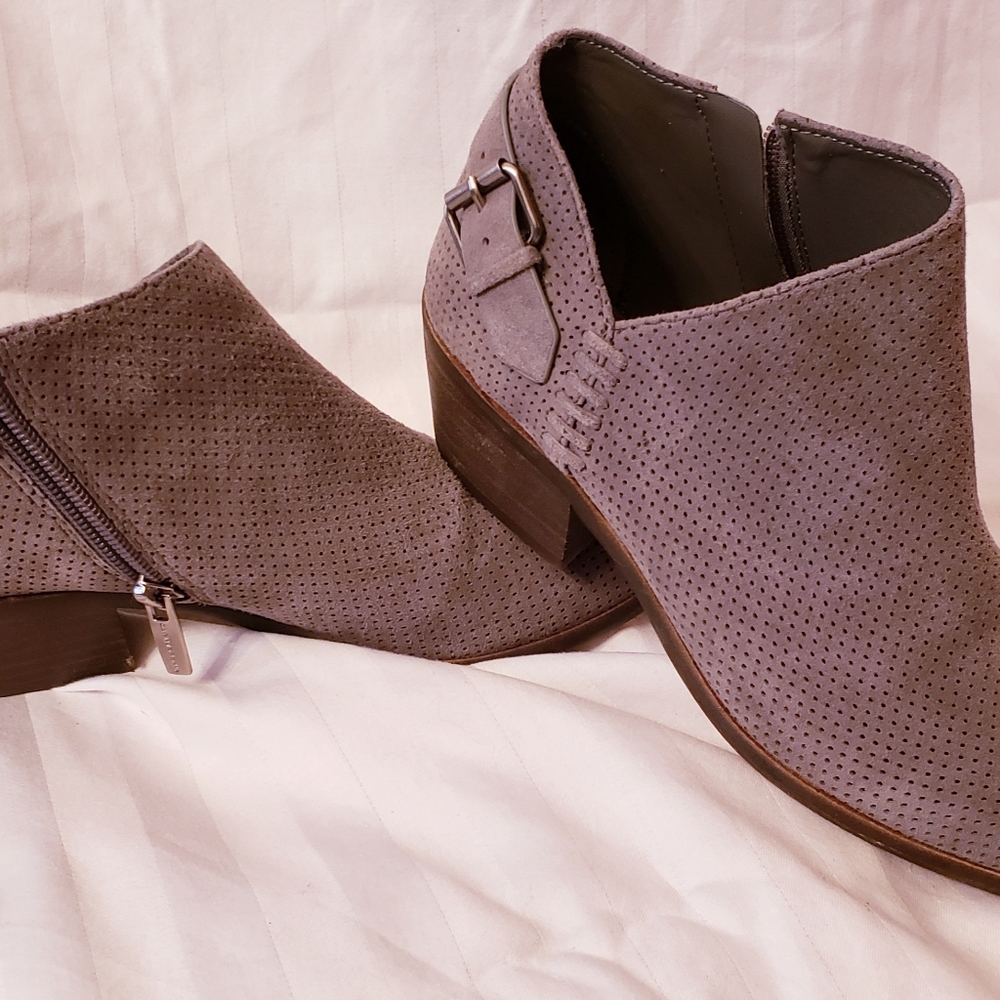 Vince Camuto 7M Gray Booties